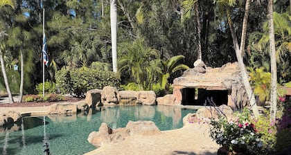 NEW LAKE HOUSE Just remodeled All newly furnished with comfort in mind.