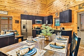 Dining - Pet Friendly! Private Pool, Mini Golf, Views! (Pigeon Forge)