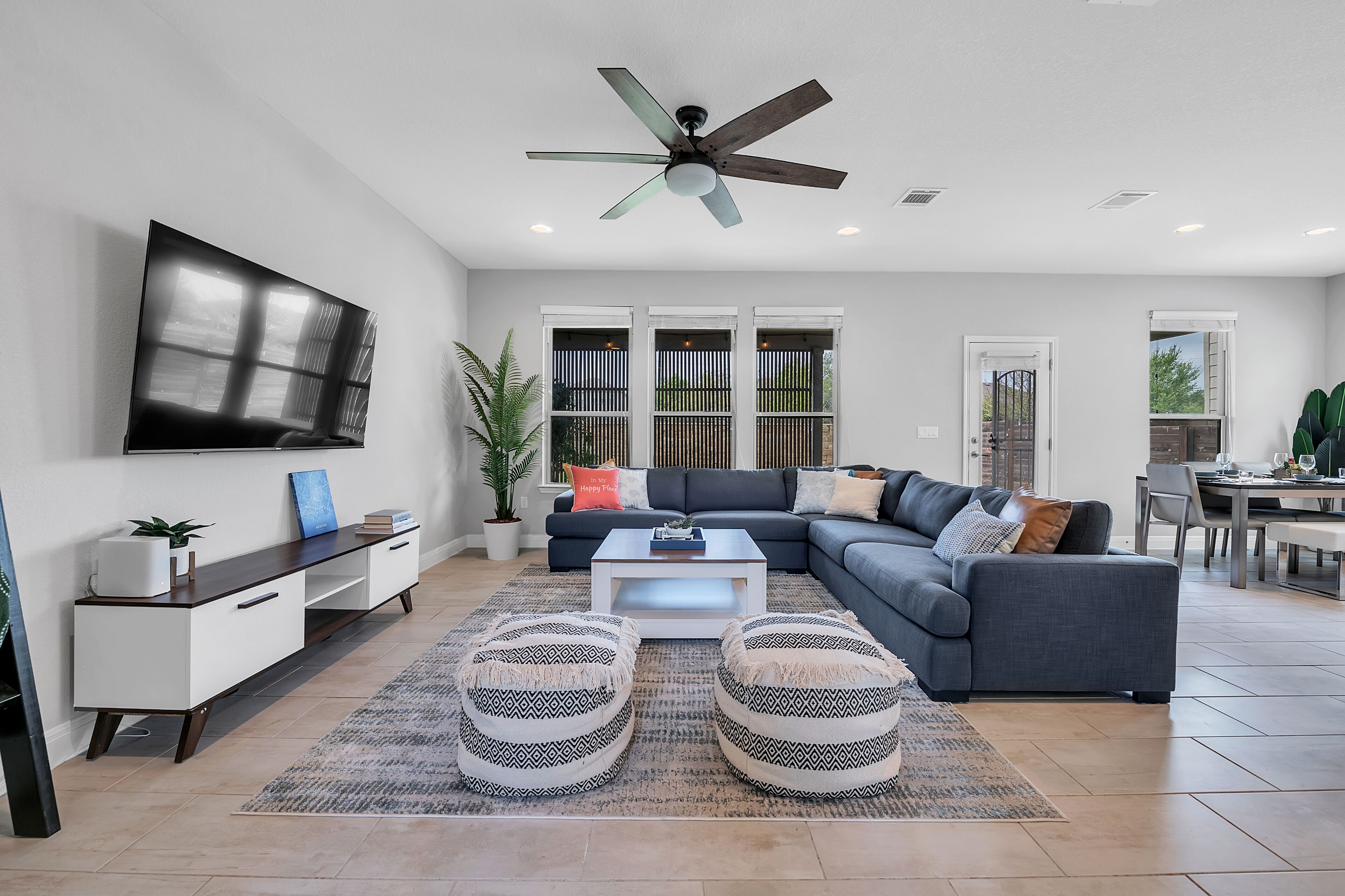 Modern Home w/Chef's Kitchen - 3BR, Fast Wifi