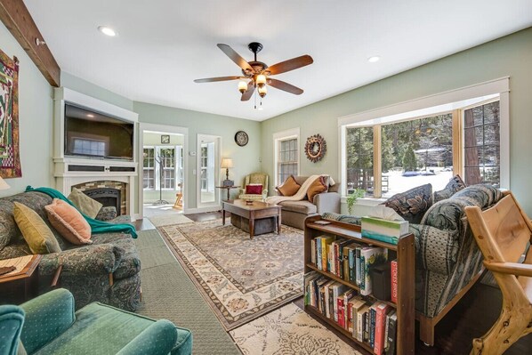 Televisión y chimenea 