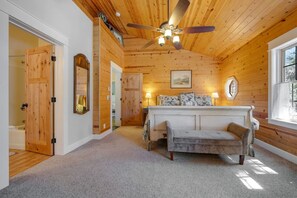 TV, fireplace - Ideal Spacious Mountain Home (Idyllwild-Pine Cove)