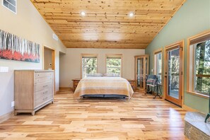 5 bedrooms, desk, iron/ironing board, WiFi