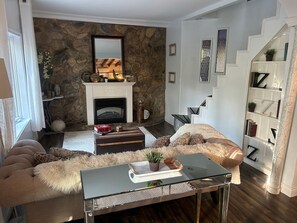 Smart-TV, Kamin, Bücher