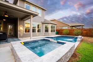 Una piscina al aire libre, una piscina climatizada