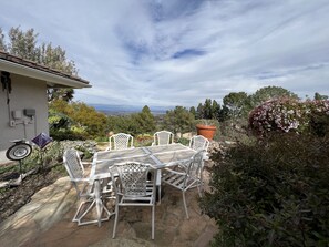 Outdoor dining - Cozy 2 Bedroom in Rancho Palos Verdes (Rancho Palos Verdes)