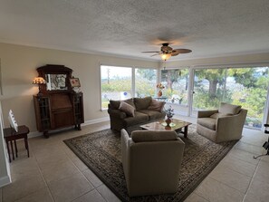 Living area - Cozy 2 Bedroom in Rancho Palos Verdes (Rancho Palos Verdes)