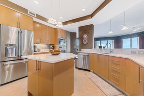 ثلاجة، ميكروويف، فرن، موقد طهي مسطح