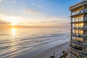 Sulla spiaggia, lettini da mare, teli da spiaggia