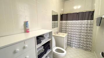 Combined shower/tub, towels