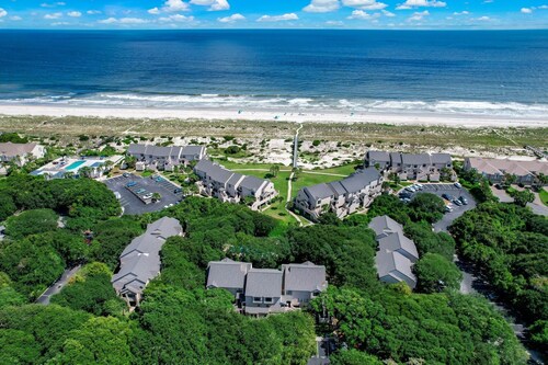 Pet Friendly | Beautifully Furnished 2nd Floor SailmakerTownhome | 2.5 Minute Walk to the Beach