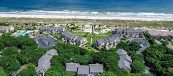 Pet Friendly | Beautifully Furnished 2nd Floor SailmakerTownhome | 2.5 Minute Walk to the Beach