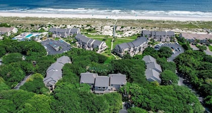 Pet Friendly | Beautifully Furnished 2nd Floor SailmakerTownhome | 2.5 Minute Walk to the Beach