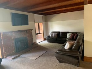 House | Living room - Torrumbarry Weir Holiday Park (Patho)