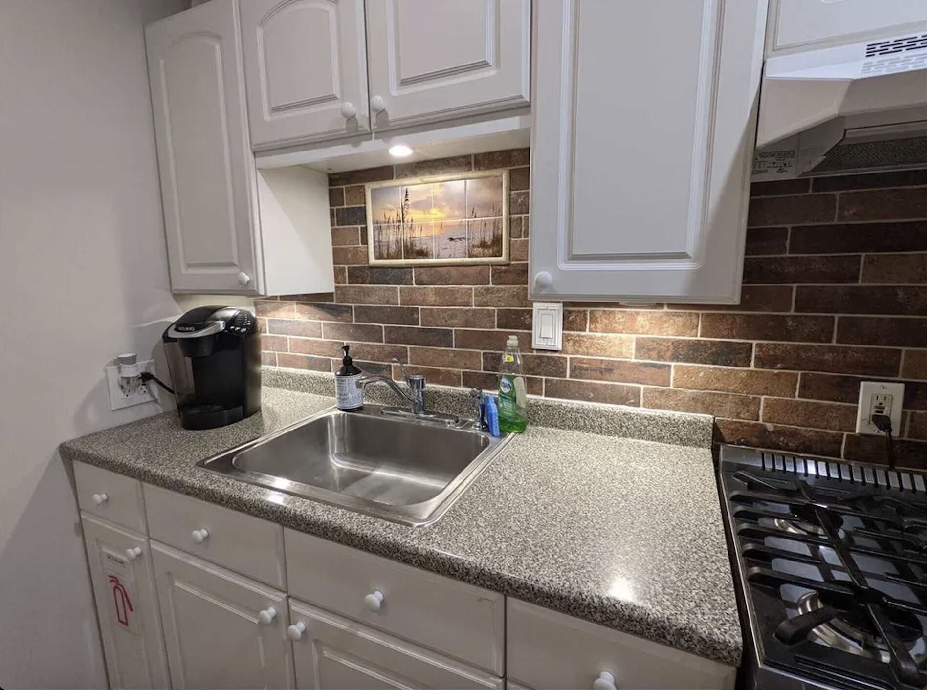 Beautiful 2 bedroom 2 bath condo, 2 blocks to beach & 2.5 to boardwalk w/pool