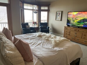 4 habitaciones, escritorio y tabla de planchar con plancha 