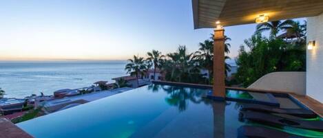 حمّام سباحة مُدفَّأ