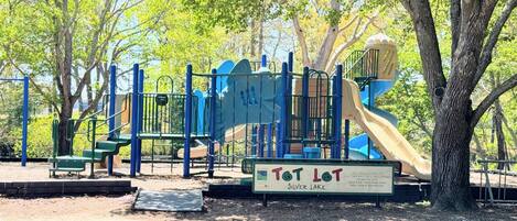 Un parque infantil con tobogán y estructuras para escalar.