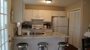 Kjøleskap, mikrobølgeovn, ovn og kokeplater