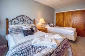 2 bedrooms, WiFi, bed sheets - InTown Lake House - downtown Rangeley home on the Lake (Rangeley)