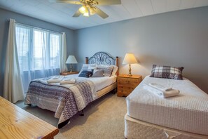 2 bedrooms, WiFi, bed sheets - InTown Lake House - downtown Rangeley home on the Lake (Rangeley)