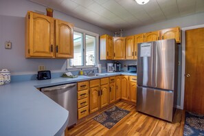Fridge, microwave, oven, stovetop - InTown Lake House - downtown Rangeley home on the Lake (Rangeley)