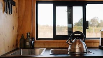 Jääkaappi, liesi, kahvin-/teenkeitin