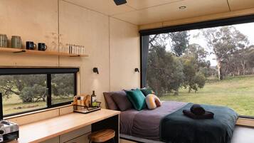 1 quarto, berço de viagem, roupa de cama