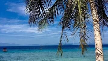 หาดส่วนตัว, เก้าอี้อาบแดด, ผ้าเช็ดตัวชายหาด, บาร์ริมหาด