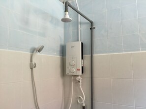 Traditionele chalet | Badkamer | Een douche, gratis toiletartikelen, een bidet, handdoeken