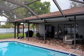 Utendørsbasseng og et oppvarmet basseng