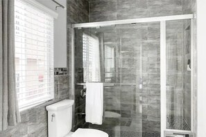 Dusche, umweltfreundliche Kosmetikartikel, Haartrockner, Handtücher