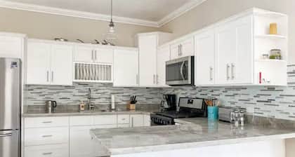 Airy Escape Ocho Rios, Spacious 3 BR, Central to attractions, Gated Community.