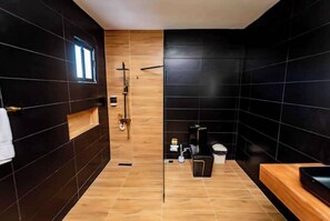 Whirlpool, Handtücher, Seife, Toilettenpapier