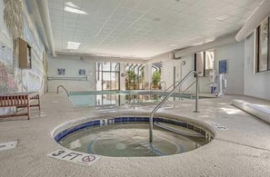 Ein Hallenbad mit Whirlpool, einer Sitzbank und einer Wassertiefenmarkierung von 3 Fuß.