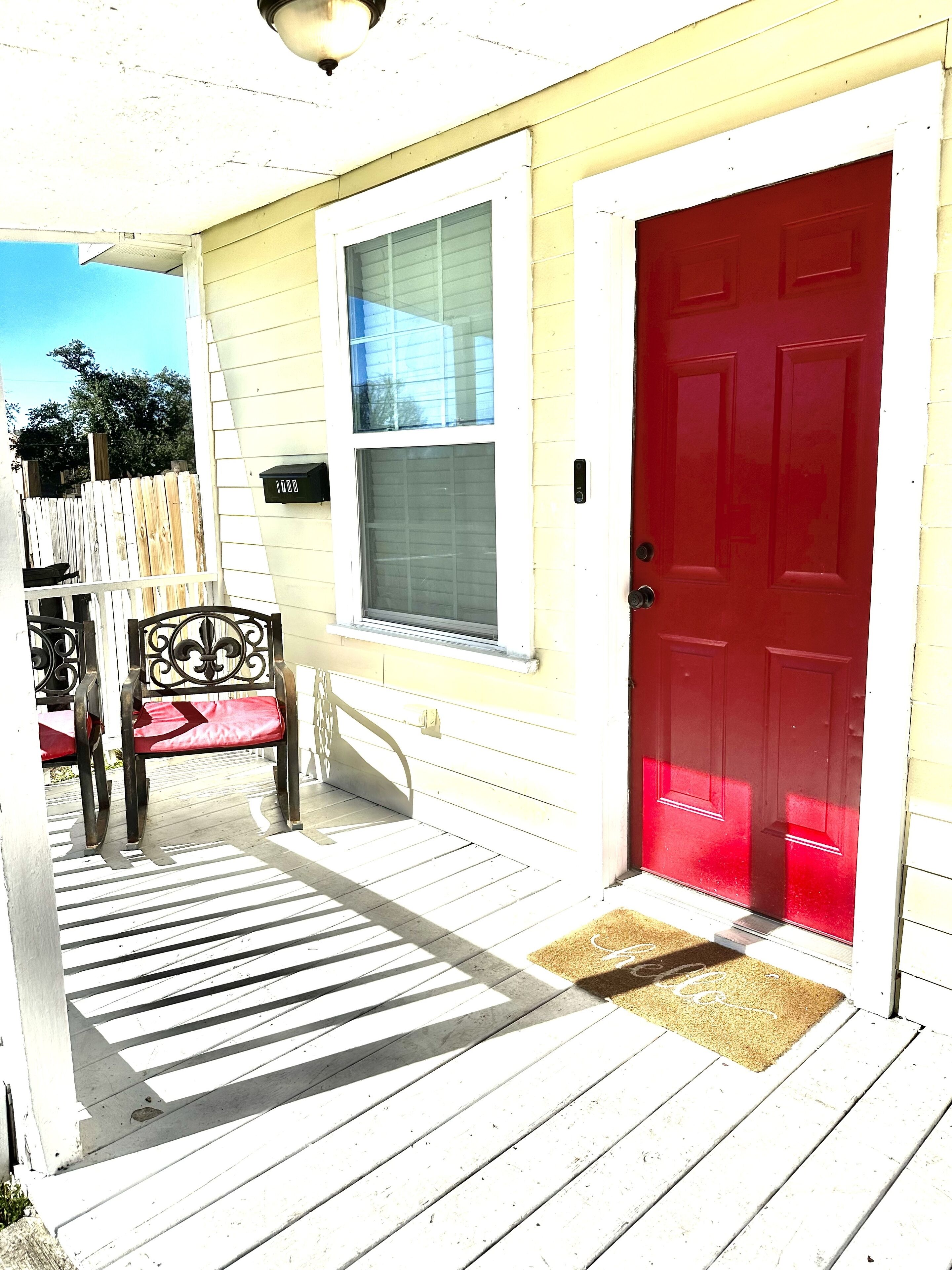 5 Mins From Airport! Cute Remodeled Historical Home