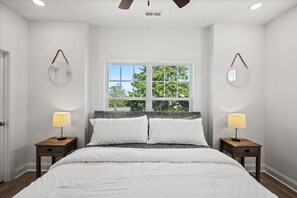 4 soverom, skrivebord, strykejern/-brett og reiseseng for barn