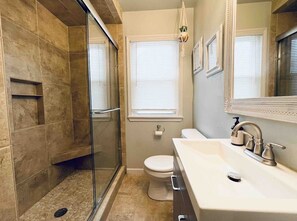 Dusche, Haartrockner, Handtücher, Seife