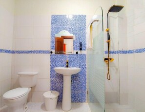 HABITACION STANDAR FAMILIAR | Baño | Regadera, regadera tipo lluvia, toallas, jabón 