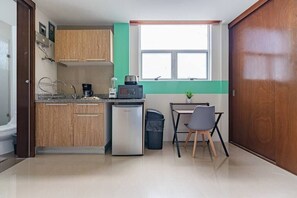 Microondas, horno, parrilla de estufa y cafetera y tetera