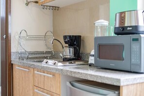 Microondas, horno, parrilla de estufa y cafetera y tetera 