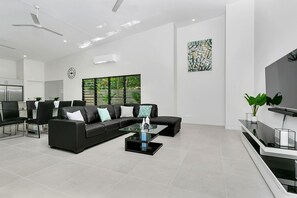 Smart TV - Villa Tiino @ Clifton Beach (Clifton Beach)