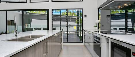 Kylskåp, mikrovågsugn, ugn och spishäll