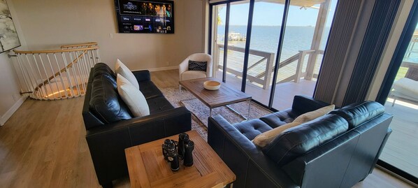 Smart TV, computer monitors