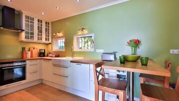 Réfrigérateur, four, plaque de cuisson, lave-vaisselle