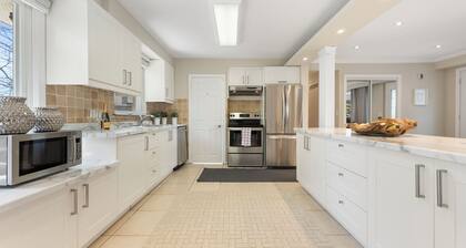 4 BEDROOM & 3 BATH (sleep 8) cozy bungalow home in Richmond Hill