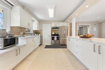 4 BEDROOM & 3 BATH (sleep 8) cozy bungalow home in Richmond Hill