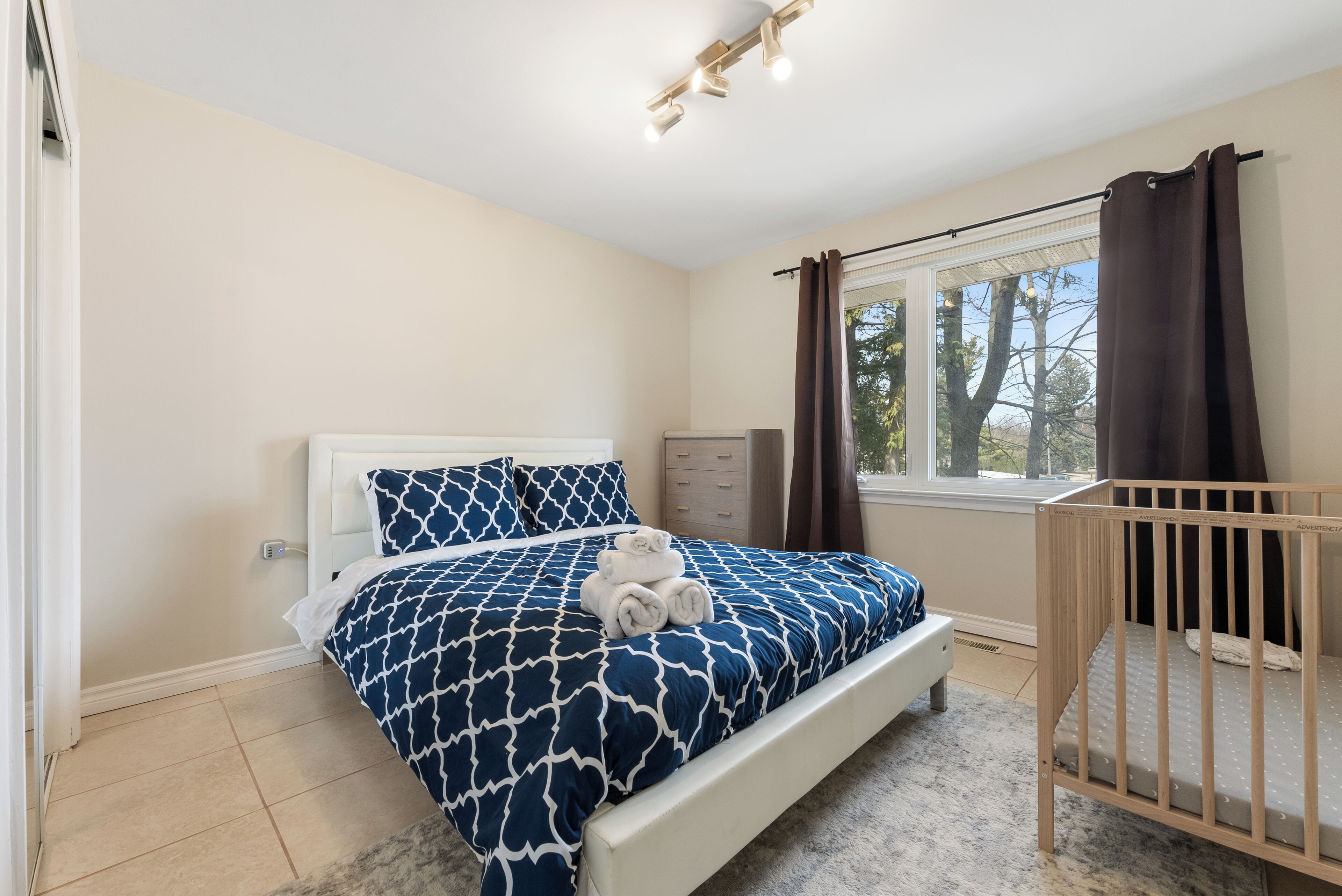 4 bedrooms, desk, iron/ironing board, travel crib