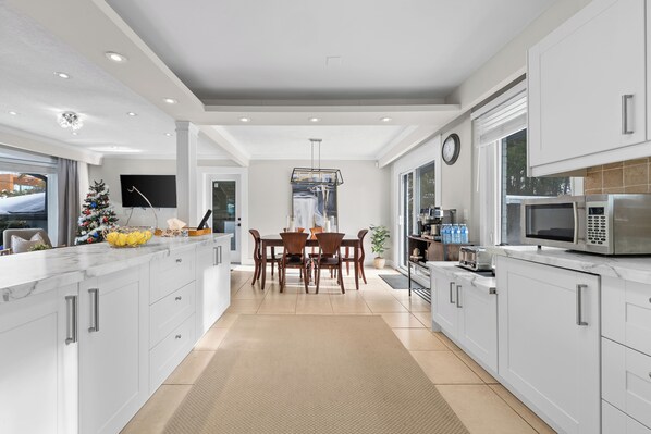 Jääkaappi, mikroaaltouuni, uuni, liesi