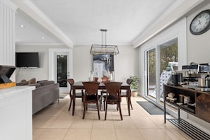 Dining - 4 BEDROOM & 3 BATH (sleep 8) cozy bungalow home in Richmond Hill (Richmond Hill)