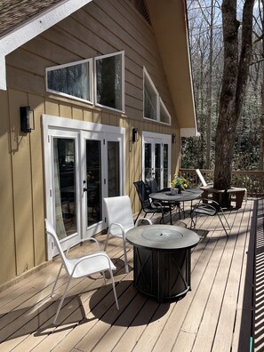 Outdoor dining - Sky Valley Creekside Getaway! Hike-Swim-Golf! (Sky Valley)